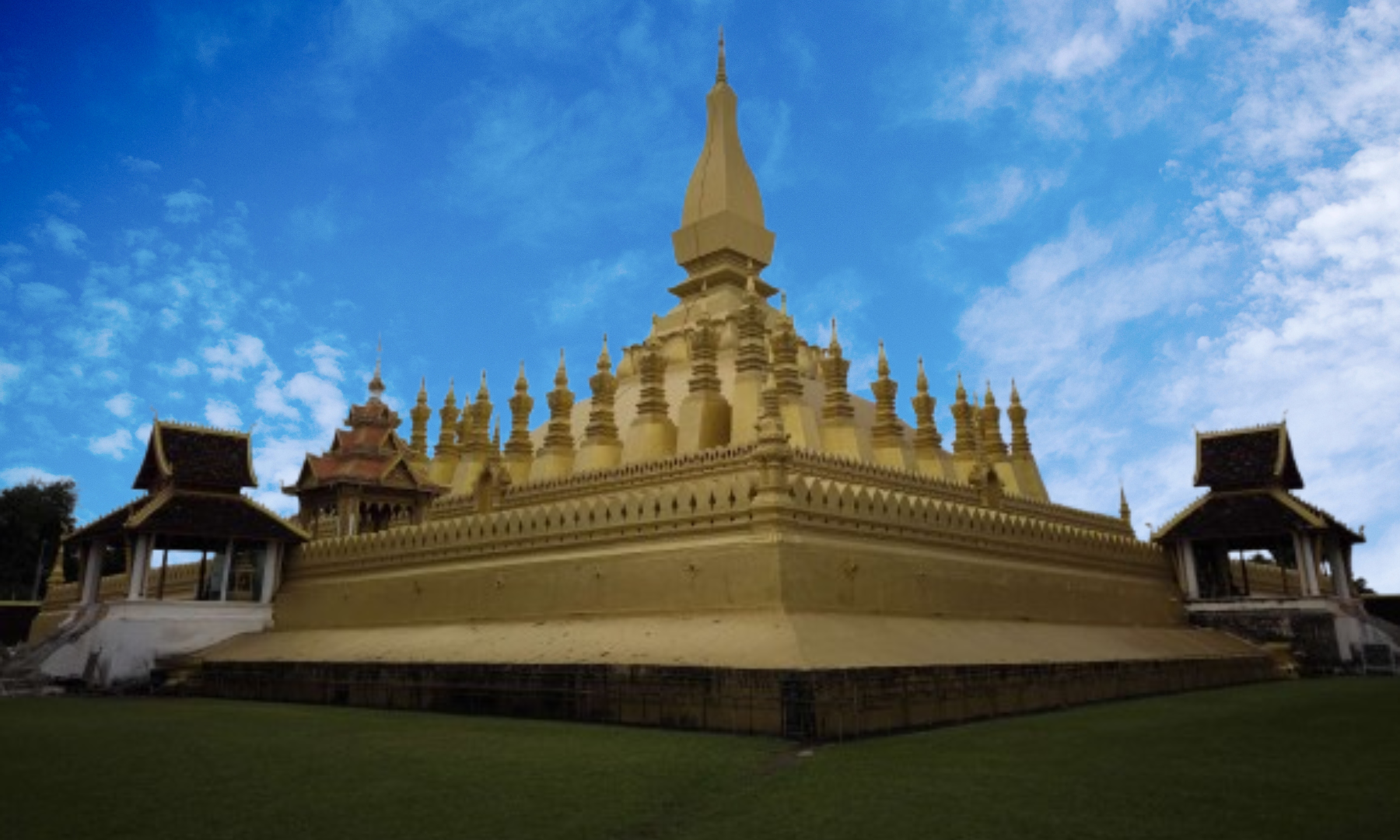 ラオスのシンボル的な存在「タートルアン」観光